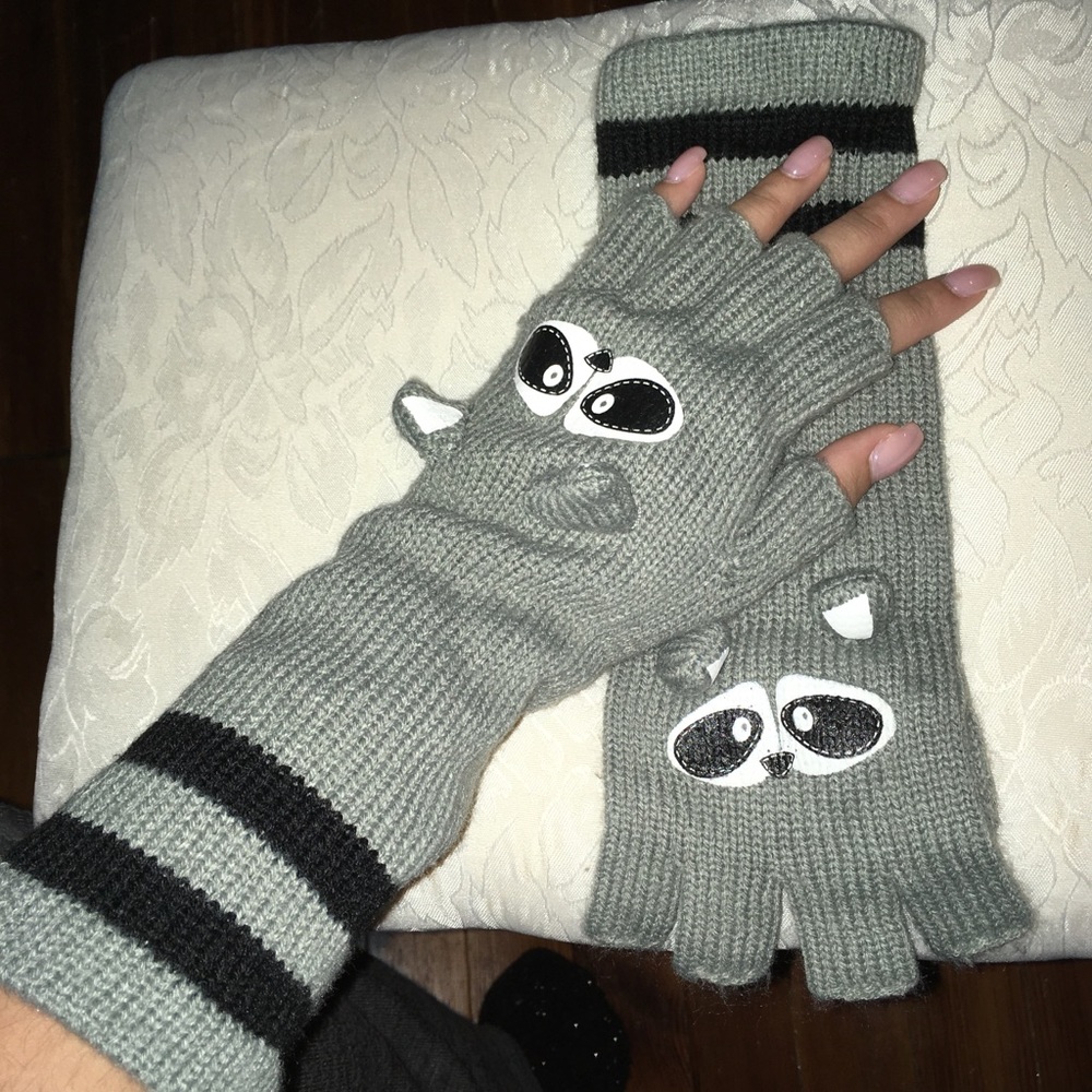 RACOON FINGERLESS GLOVES| adorable!